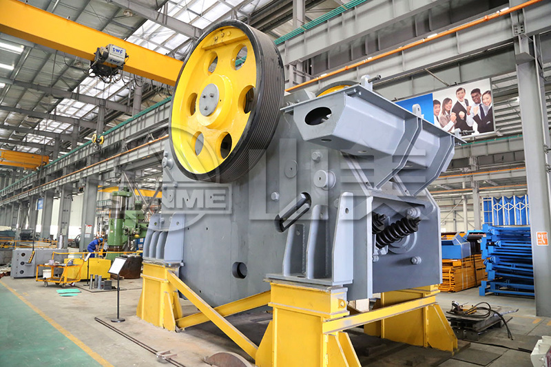 顎式破碎機工作中出現(xiàn)卡料、不下料是什么原因