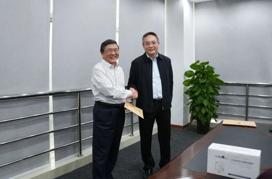 奉賢區(qū)人大常委會黨組書記、主任張培榮一行蒞臨上海山美股份開展“優(yōu)環(huán)境、穩(wěn)經(jīng)濟”大走訪大調研